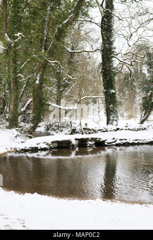 Ford e battaglio ponte in inverno la neve sul Fiume Windrush a Kineton. Kineton, Gloucestershire, Regno Unito Foto Stock