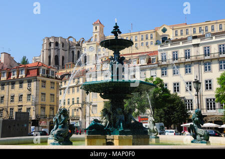 Piazza Rossio o Praça Dom Pedro IV e Convento do Carmo. Lisbona, Portogallo Foto Stock