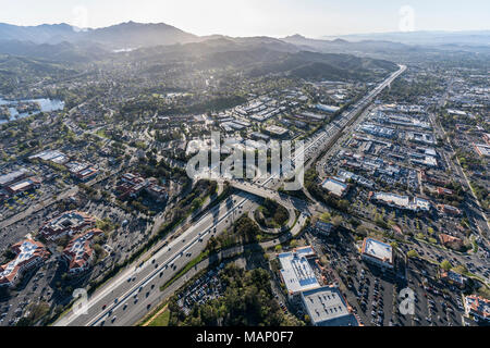 Vista aerea della superstrada 101 a Weslake Blvd nella zona suburbana di Thousand Oaks, California. Foto Stock