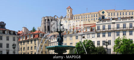 Piazza Rossio o Praça Dom Pedro IV e Convento do Carmo. Lisbona, Portogallo Foto Stock