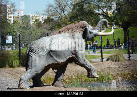 LOS ANGELES - MARZO 28, 2018: il lago di pit a La Brea Tar Pits. Pleistocene mammoth statue raffigurano come animali divenne intrappolato nel catrame. Foto Stock