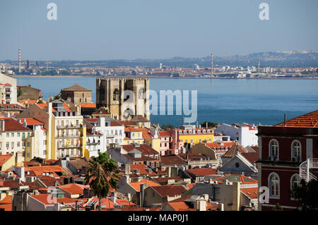 Il centro storico con il Sé Catedral (Motherchurch) e il fiume Tago in background, Lisbona, Portogallo Foto Stock