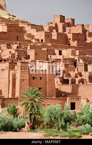 La storica fortificata città nel deserto (ksar) di Ait Benhaddou lungo la carovana del percorso tra il deserto del Sahara e a Marrakech. Un patrimonio mondiale UNESCO Foto Stock