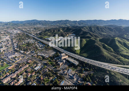 Vista aerea della superstrada 101 nella zona suburbana di Thousand Oaks vicino a Los Angeles, California. Foto Stock