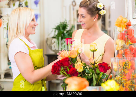 Le donne nel negozio di fiori di rose di acquisto Foto Stock