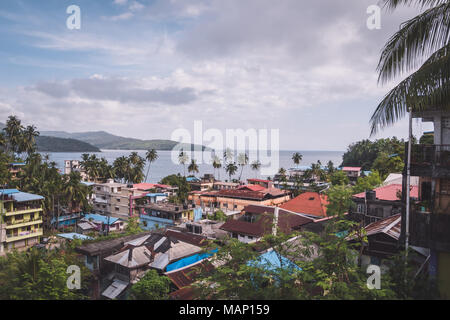 Bella vista superiore della città di Port Blair contro il mare.Andaman e Nicobar, India. Casa tra le palme. Asian densamente popolate ci Foto Stock