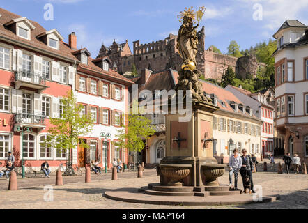 Kornmarkt mit Mariensäule und Blick aufs Schloss Heidelberg, Baden-Württemberg, Deutschland Foto Stock