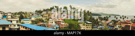 panoramic view of the city of port Blair against the sea.Andaman and Nicobar Islands, India. Home among the palm trees. Asian densely populated city Foto Stock