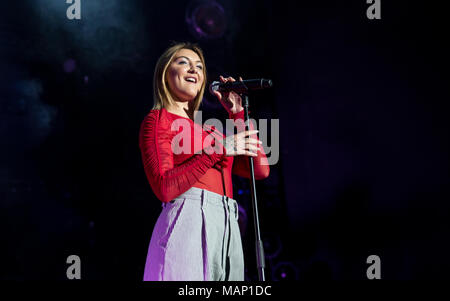 Julia Michaels suonare dal vivo presso il Centro Internazionale di Bournemouth Foto Stock