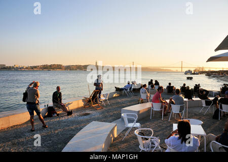 Caffè alla Ribeira das Naus esplanade, lungo il fiume Tago. Lisbona, Portogallo Foto Stock