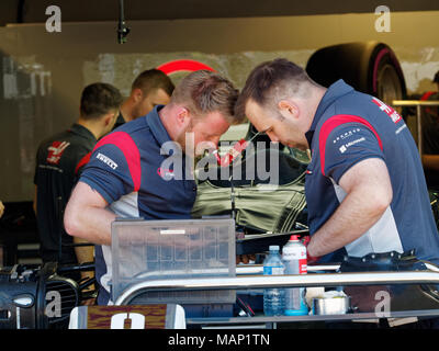 Montreal, Quebec.meccanica per Haas F1 Team sono impegnati nella preparazione di Romain Grosjean la vettura di Formula 1 Gran Premio del Canada a Montreal, Quebec Foto Stock