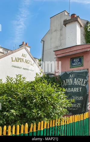 PARIGI, FRANCIA - 04 AGOSTO 2018: Vista esterna di Au Lapin Agile; un famoso Cabaret Bar all'angolo di Rue des Saules e Rue Saint-Vincent con cartello Foto Stock