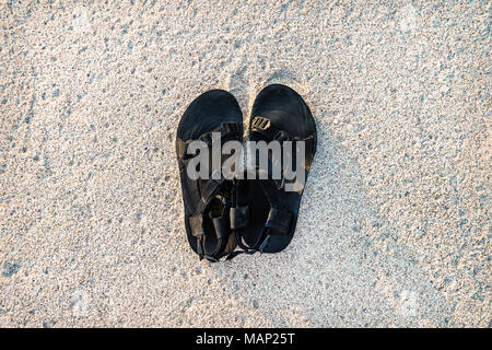 Uomini sandali nero su bianco sabbia. tour di mare Foto Stock