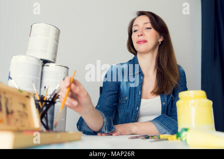 Idee creative cccupation design studio di pittura il concetto di avvio. Donna che lavorano con la vernice e colori Foto Stock