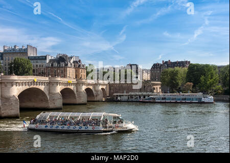 PARIGI, FRANCIA - 07 MAGGIO 2011: Battello da crociera di piacere Bateaux Mouche sulla Senna vicino a Pont Neuf Foto Stock