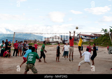 Il Nepal 2014. Khandbari. Giocando a pallavolo. Foto Stock