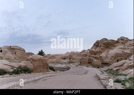 Bab-el-Siq con blocchi Djinn ai lati nel sito archeologico di Petra,Giordania. Foto Stock