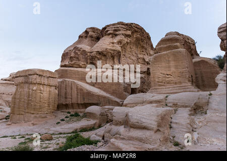 Bab-el-Siq con blocchi Djinn ai lati nel sito archeologico di Petra,Giordania. Foto Stock