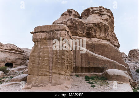 Bab-el-Siq con blocchi Djinn ai lati nel sito archeologico di Petra,Giordania. Foto Stock