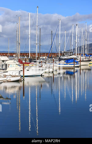 Un soleggiato e poco nuvoloso giorno presso la marina di Astoria, Oregon. Foto Stock