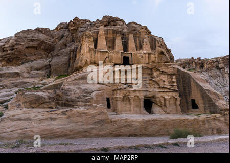 Petra è un patrimonio storico e archeologico della città nel sud del governatorato giordane di Ma'an che è famosa per il suo rock-cut architettura e acqua c Foto Stock