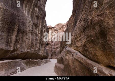 Il Siq è la voce principale strada che conduce alla sala Treasary nella città archeologica di Petra, Giordania. Foto Stock