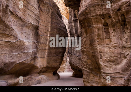 Il Siq è la voce principale strada che conduce alla sala Treasary nella città archeologica di Petra, Giordania. Foto Stock