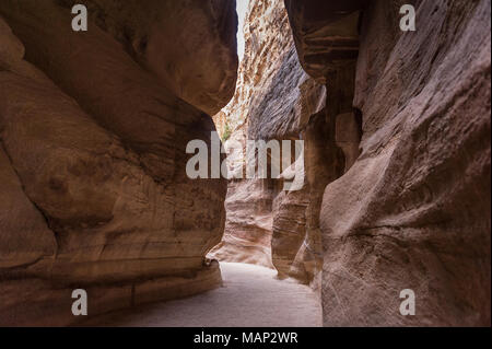 Il Siq è la voce principale strada che conduce alla sala Treasary nella città archeologica di Petra, Giordania. Foto Stock