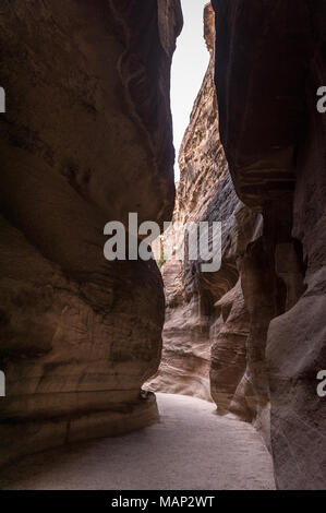 Il Siq è la voce principale strada che conduce alla sala Treasary nella città archeologica di Petra, Giordania. Foto Stock