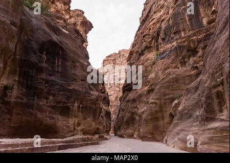 Il Siq è la voce principale strada che conduce alla sala Treasary nella città archeologica di Petra, Giordania. Foto Stock