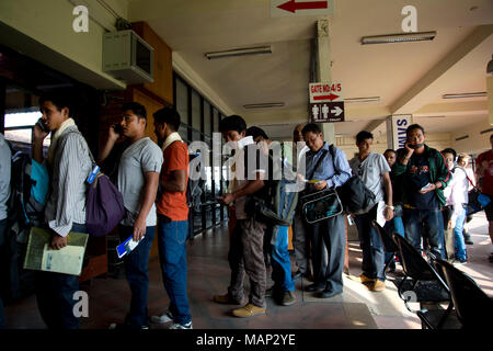 Il Nepal 2014. Il Nepal. Aeroporto di Kathmandu. I lavoratori migranti circa al viaggio verso il golfo, queueing a bordo di un volo a Doha, in Qatar Foto Stock