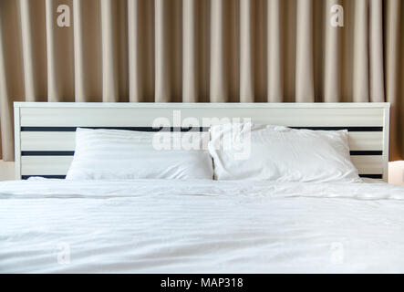 Letto Trapunte Cuscini bianco su bianco letto matrimoniale in camera da letto Foto Stock