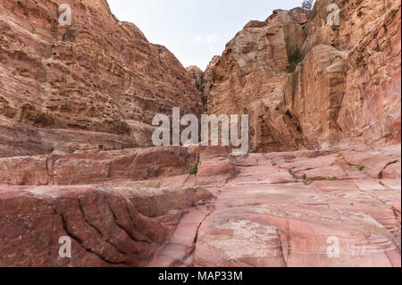 Formazioni rocciose con scale presso il sito archeologico di Petra in Giordania. Foto Stock