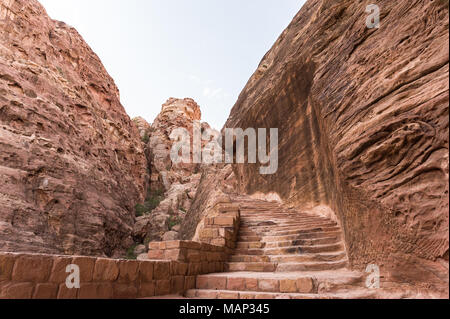 Formazioni rocciose con scale presso il sito archeologico di Petra in Giordania. Foto Stock