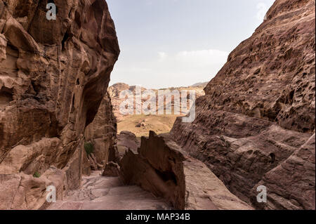 Formazioni rocciose con scale presso il sito archeologico di Petra in Giordania. Foto Stock