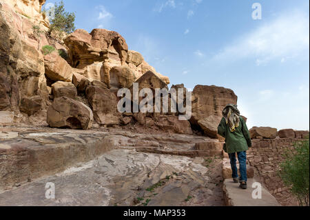 Beduina locale a camminare in montagna di Wadi Musa Petra. Foto Stock