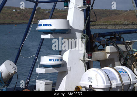 Radar di marine e di apparecchiature di comunicazione montati ai pescherecci per la pesca a strascico. Foto Stock