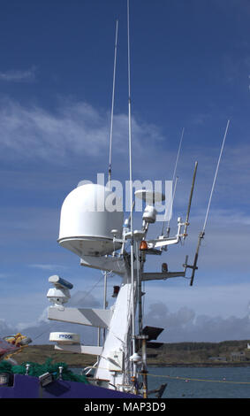 Radar di marine e di apparecchiature di comunicazione montati ai pescherecci per la pesca a strascico. Foto Stock