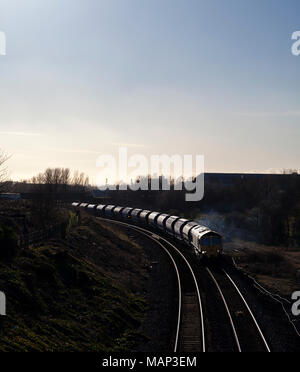 Una classe di Freightliner 66 locomotiva a South Bank (Teeside) con un treno merci di vuoto sale di roccia carri voce alla miniera di Boulby Foto Stock