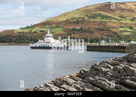 Il Caledonian MacBrayne traghetti che viaggiano da Claonaig sulla penisola di Kintyre della Scozia per Lochranza sull'isola di Arran. Foto Stock