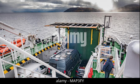 Il Caledonian MacBrayne traghetti che viaggiano da Claonaig sulla penisola di Kintyre della Scozia per Lochranza sull'isola di Arran. Foto Stock