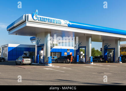 Novgorod, Russia - Agosto 17, 2017: Gazpromneft gas station in estate giornata di sole. Gazpromneft è un gas e petrolio russo azienda Foto Stock