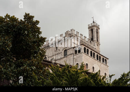 Gubbio, Perugia, Italia - La facciata del Palazzo dei Consoli. Il palazzo si trova in Piazza Grande a Gubbio, ed è uno dei più imponenti publi Foto Stock