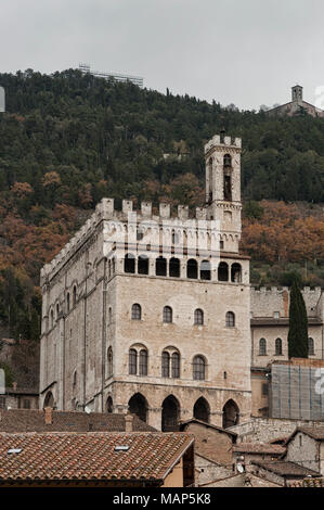 Gubbio, Perugia, Italia - La facciata del Palazzo dei Consoli. Il palazzo si trova in Piazza Grande a Gubbio, ed è uno dei più imponenti publi Foto Stock