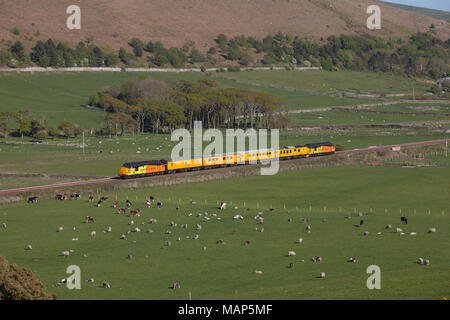 2 Cole merci su rotaie classe 37 locomotive sulle la costa del Cumbria linea ferroviaria vicino Silecroft con una rete di infrastrutture ferroviarie monitoraggio treno di prova Foto Stock