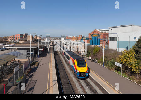 Un East Midlands classe treni 222 meridian treno a Loughborough stazione ferroviaria sulla Midland linea principale con un Sheffield London St Pancras train Foto Stock