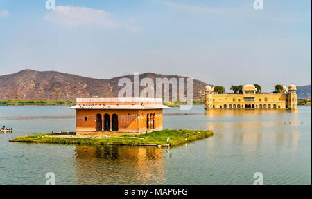 Jal Mahal o Palazzo dell'acqua sull'uomo Sagar lago a Jaipur - Rajasthan, India Foto Stock