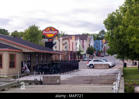 Vista guardando a nord dal molo di King Street, Santo Stefano, New Brunswick, Canada in estate di 2015 Foto Stock