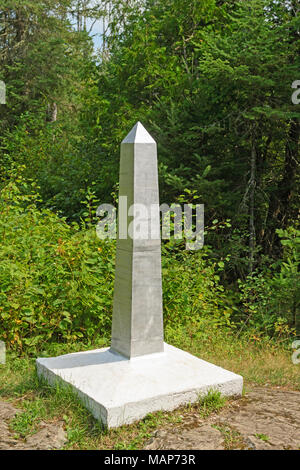 Segnavia sul monumento Portage in Quetico Provincial Park in Ontario Foto Stock
