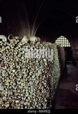 Parte della collezione di ossa umane della coscia e teschi che rappresentano circa 2000 individui impilati nella Cripta della Chiesa di San Leonardo, Hythe, Kent. Foto Stock
